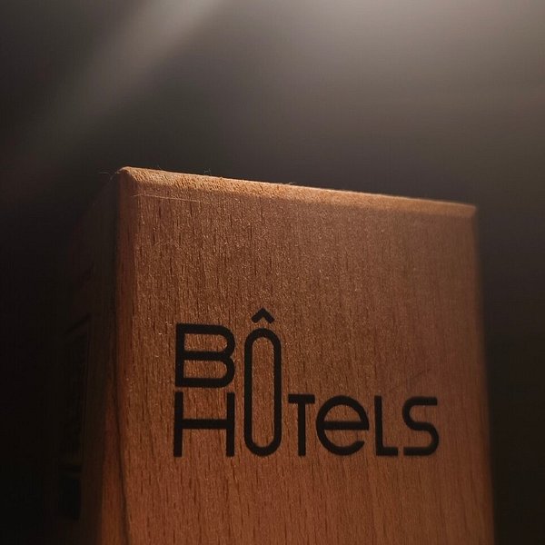 À quelques minutes du Black Pearl Event à Ambronay, notre partenaire Bô Hotels propose des chambres tout confort pour vos invités et collaborateurs. Une solution idéale pour les séminaires, mariages et événements dans l’Ain, proche de Lyon.